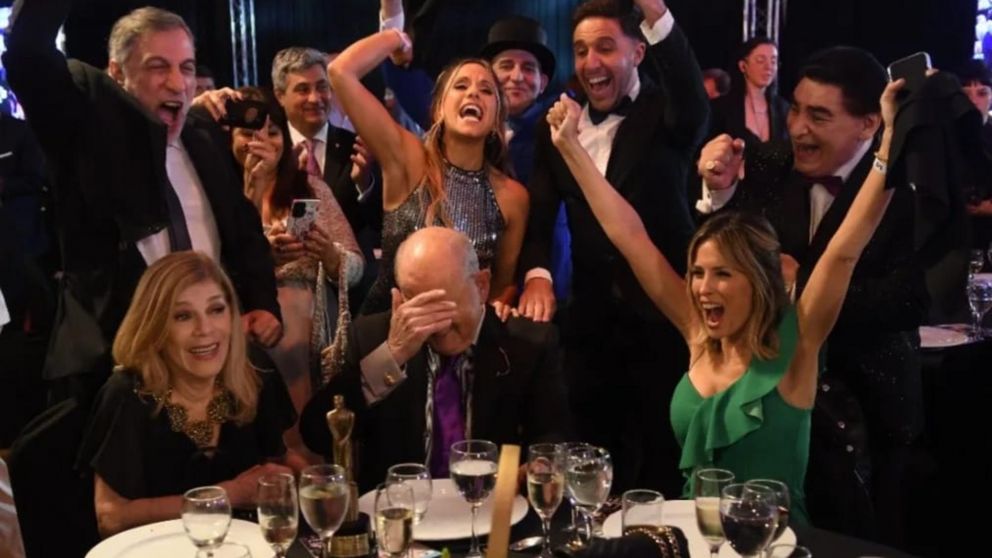 Chiche, de oro. Pampita y El Pollo ya lo anunciaron. Chiche, junto a su esposa Cristina y con Milagros Cordero. Detrás, Jorge Cicuttin, Sofía monachelli y Leo Arias. Cacho Rubio, de Aptra, siempre presente. Fue felicitado por todos.