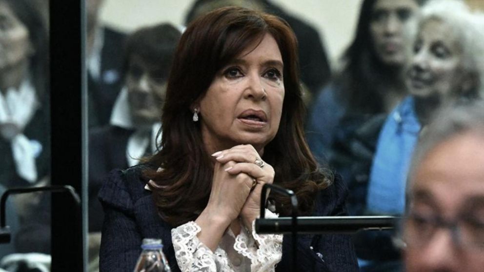 La vicepresidenta se expresó en sus redes sociales sobre las responsabilidades y los silencios tras el ataque sufrido.