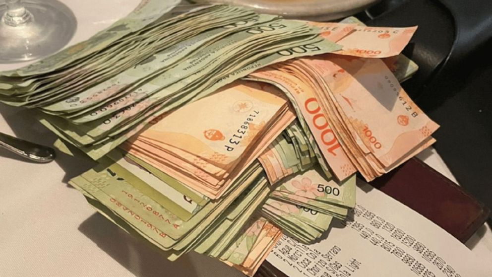 El ticket y la monta�a de billetes que mostr� un "yanqui" y es viral en Twitter.