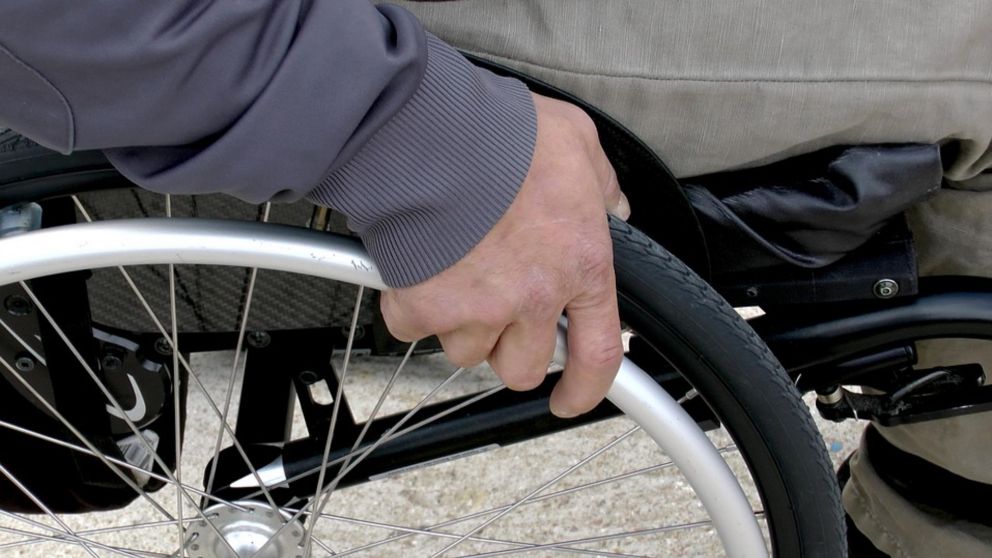 El individuo asaltado se moviliza en una silla de ruedas.