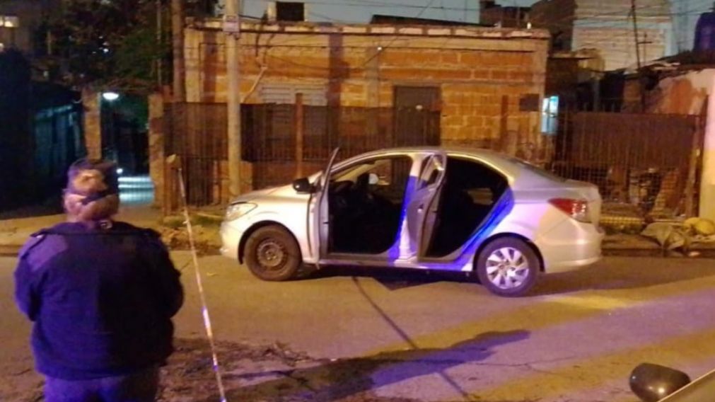 El Chevrolet Prisma gris que fue hallado en el escenario del suceso.