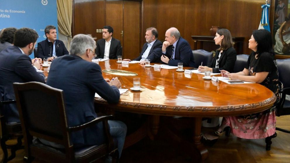 La foto que compartieron desde el BID en su cuenta de Twitter de la reunión con Sergio Massa, ministro de Economía.