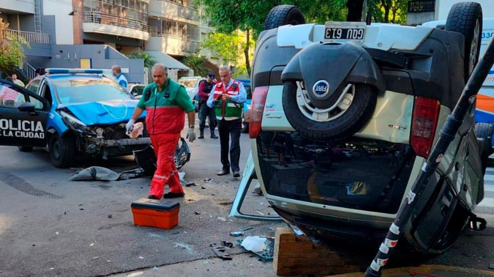 Así quedaron el patrullero y el auto involucrados en el choque de Núñez (Télam).