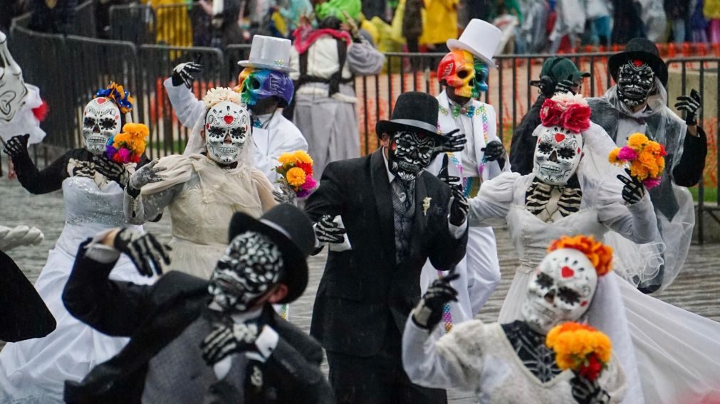 La gente realizó un colorido desfile en México. (AFP)