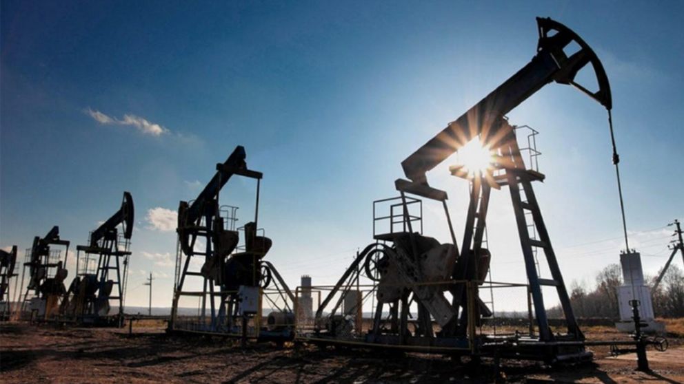 El precio del barril de petróleo superó los 100 dólares y alcanzó un aumento del 40 por ciento en el mes.