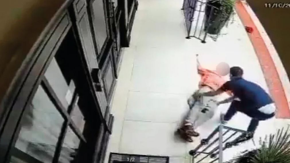 El episodio quedó registrado por las cámaras de seguridad del local.