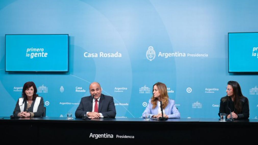 Las tres nuevas ministras acompañaron a Juan Manzur en la conferencia de prensa.