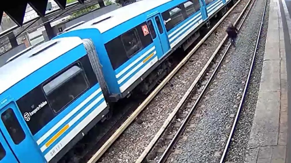 El momento en el que el ladrón procura escapar a la carrera por las vías del Ferrocarril Sarmiento (Captura de video).