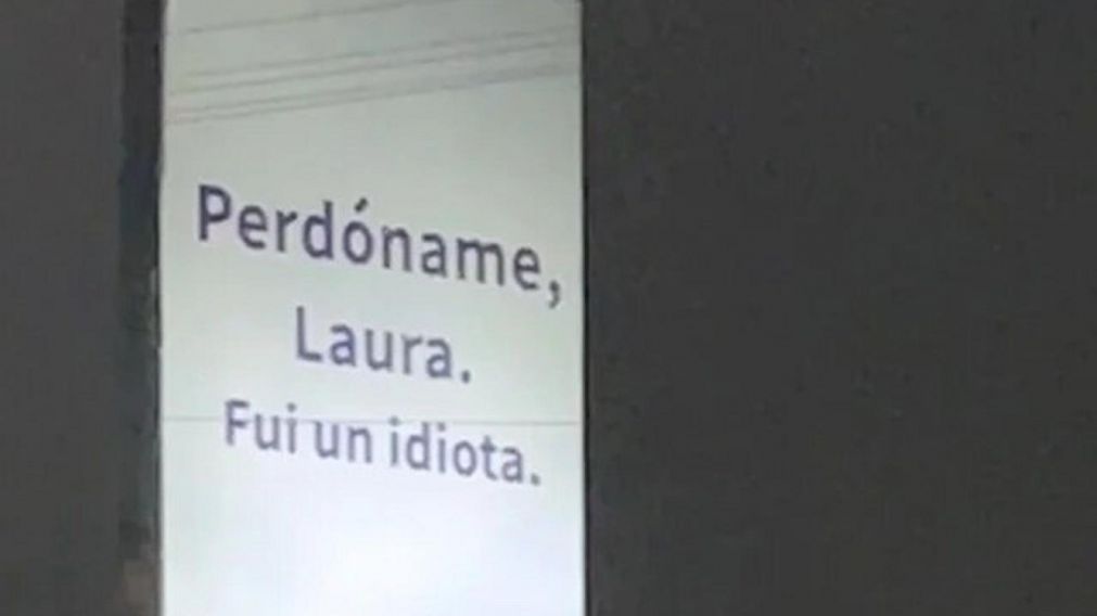 La Ciudad de M�xico amaneci� con una serie de misteriosos carteles en la v�a p�blica.
