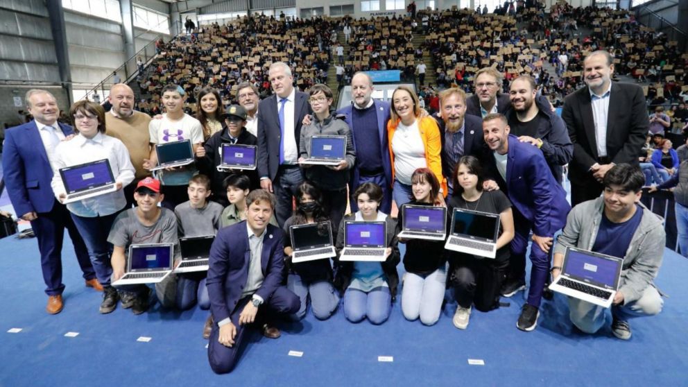 Lomas de Zamora: Insaurralde, Kicillof y Perczyk entregaron netbooks de Conectar Igualdad.