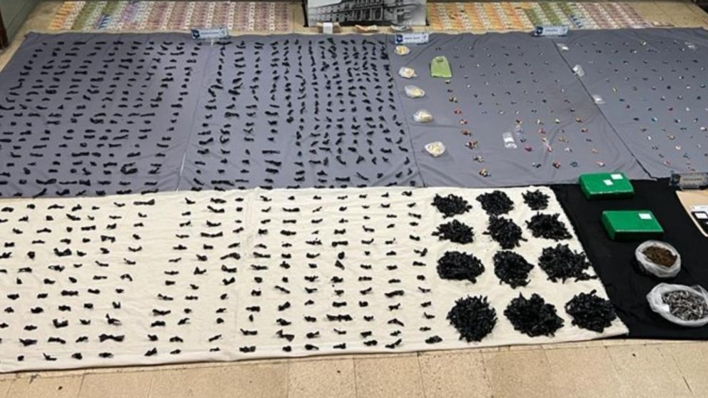 Algunos de los objetos que fueron secuestrados por los funcionarios policiales en las requisas.