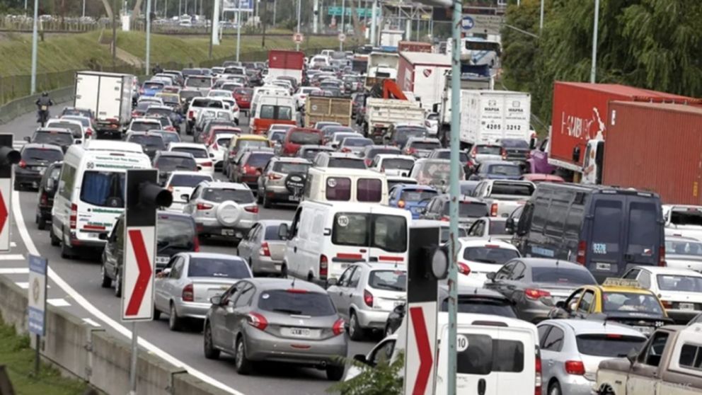 Tránsito cargado en los accesos a CABA (Imagen ilustrativa).