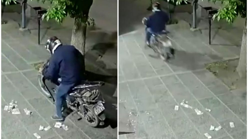 El motochorro perdió parte de lo robado mientras escapaba (captura de video).