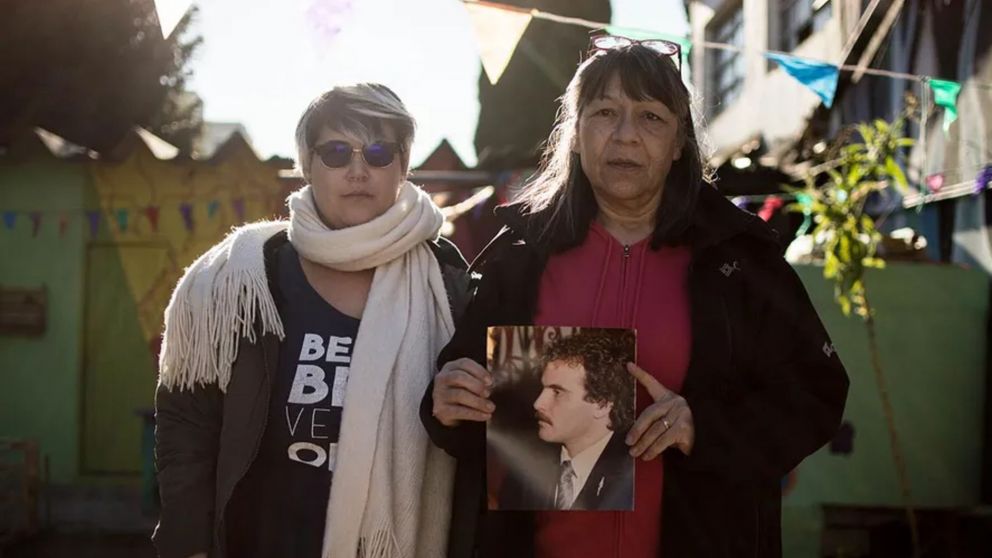 La viuda y la hija de una de las víctimas de la "masacre de Wilde". Foto gentileza Infociel