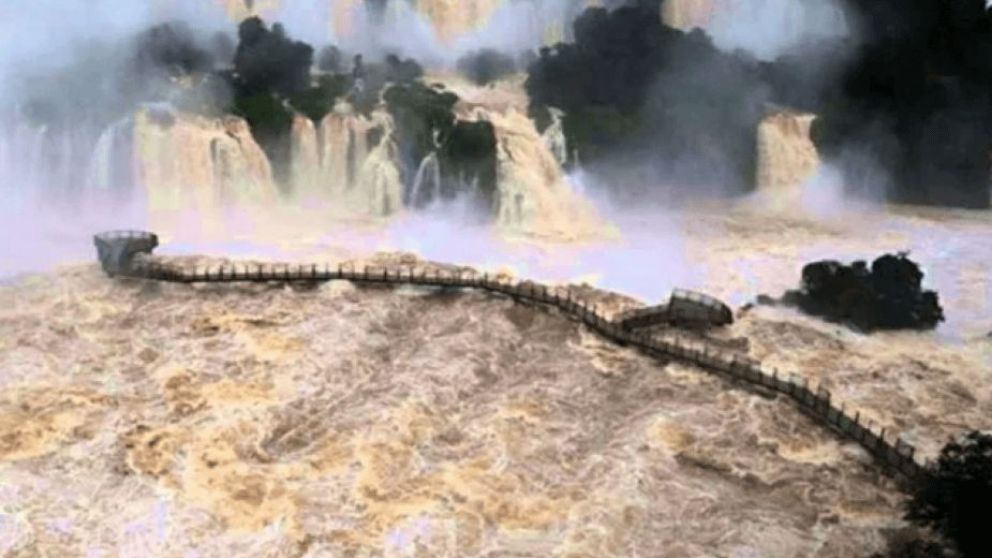 La Garganta del Diablo, en las Cataratas del Iguazú, sigue cerrada tras la crecida del río Uruguay del lado de Brasil.