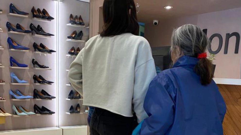 Un comerciante le regaló a una jubilada unas zapatillas que iba a comprarse, pero se enteró que tenía la tarjeta vencido (Imagen Twitter).