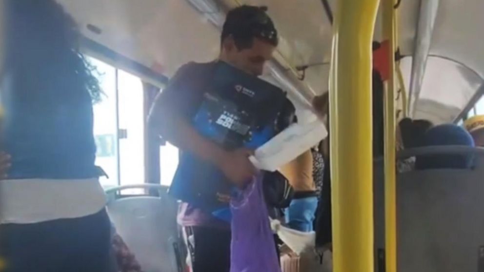 El pasajero del parlante se negaba a bajar del colectivo (Foto captura del video).