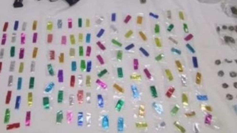 Parte de los objetos que fueron secuestrados por los investigadores policiales.