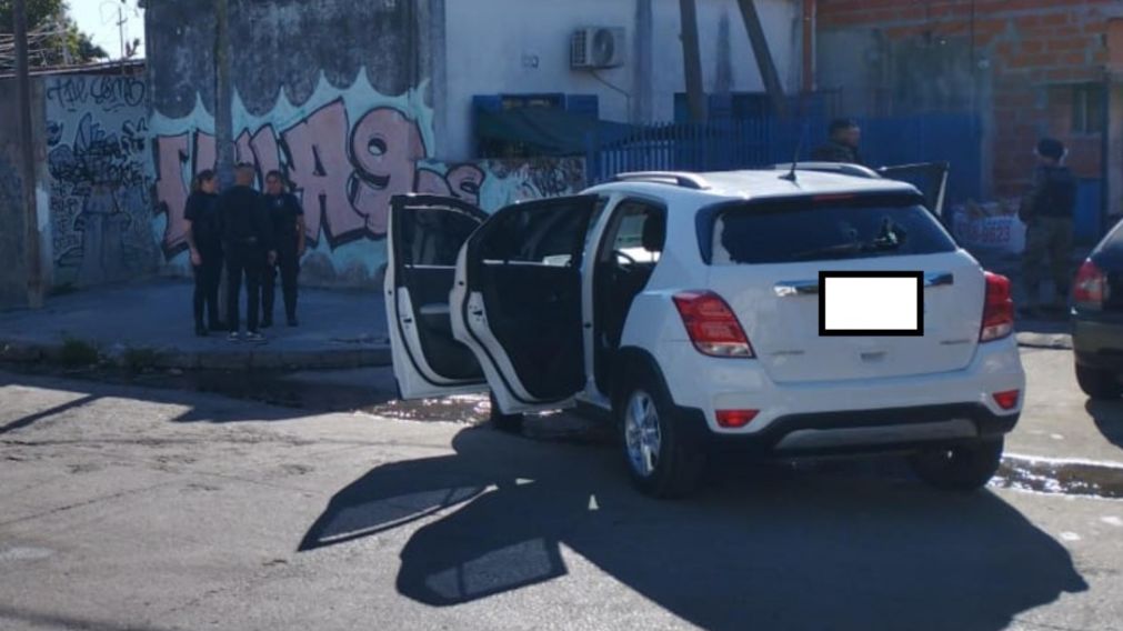 Acá, en este vecindario, fue herido de bala el muchacho.