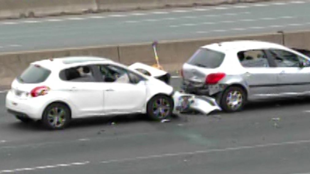 Dos de los seis autos involucrados en el choque múltiple en autopista Panamericana.