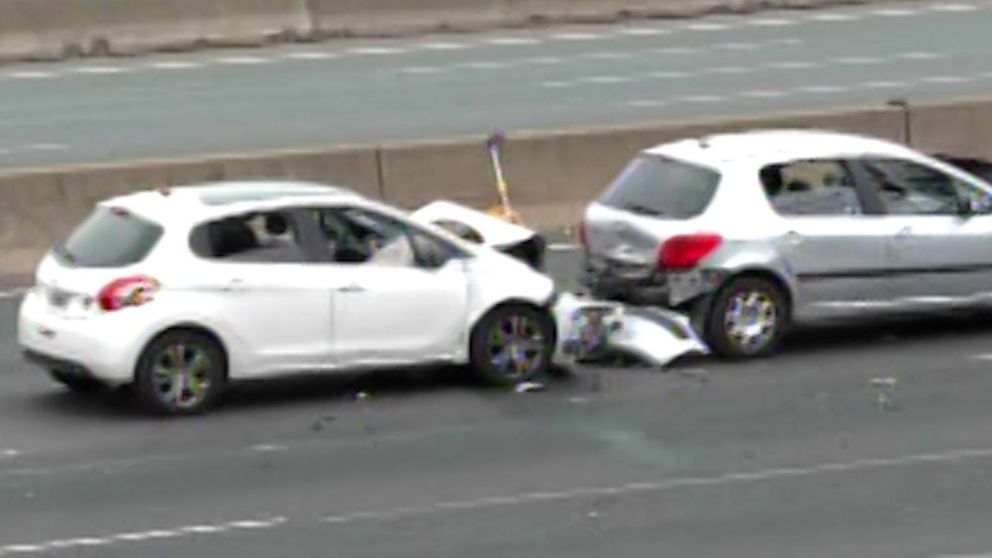 Dos de los seis autos involucrados en el choque múltiple en autopista Panamericana.