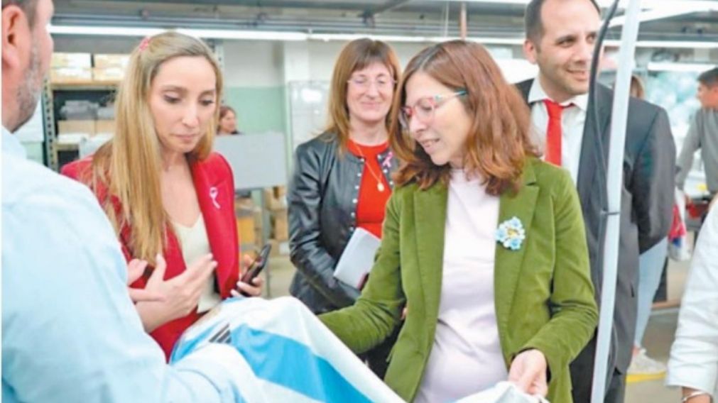Silvina Batakis, presidenta del Banco Nación, durante una visita a una pyme textil.