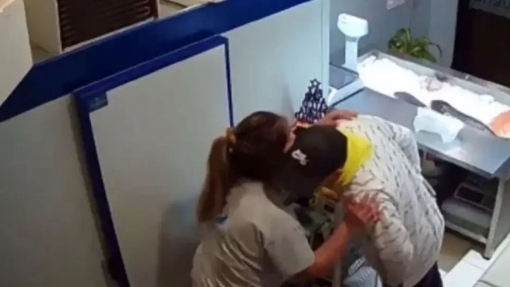 El momento que el delincuente le da un beso a la víctima antes de escapar.