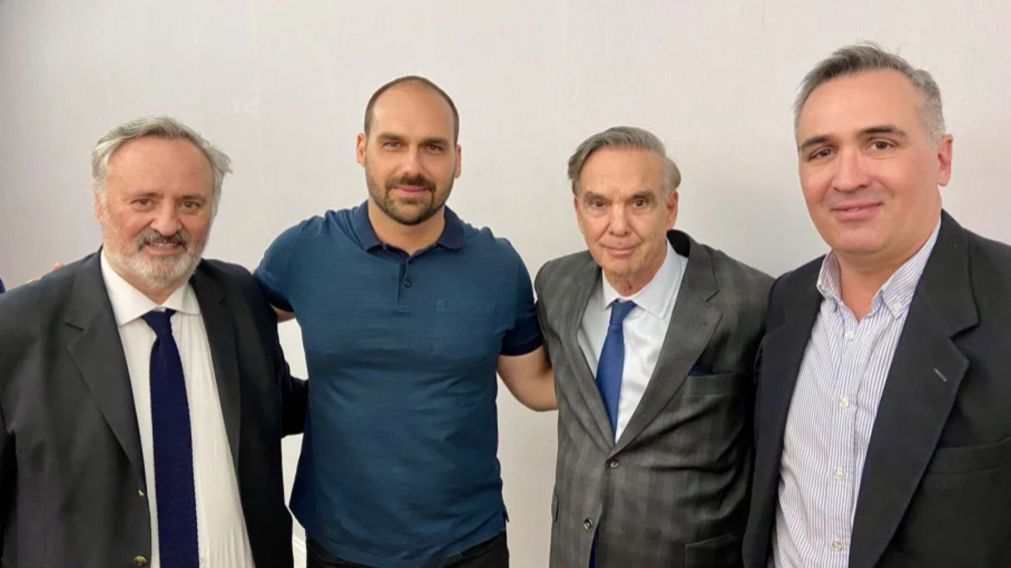 El hijo del mandatario brasileño, junto a Miguel Ángel Pichetto y dirigentes de Juntos por el Cambio, tras el encuentro (Foto: Twitter).
