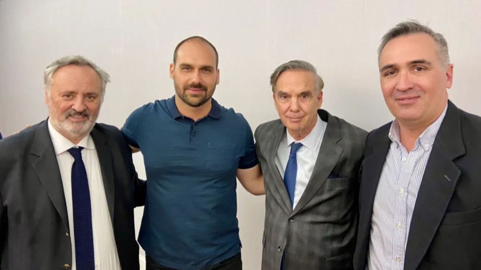 El hijo del mandatario brasileño, junto a Miguel Ángel Pichetto y dirigentes de Juntos por el Cambio, tras el encuentro (Foto: Twitter).