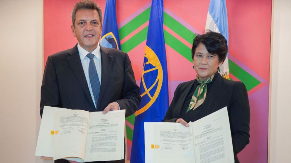 Massa, junto a la presidenta del BID, Reina Mejía Chacón, tras la firma del acuerdo que habilitará el desembolso.