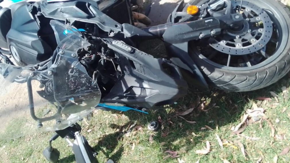 La motocicleta en la que se movilizaba el oficial resultó destrozada por el impacto.