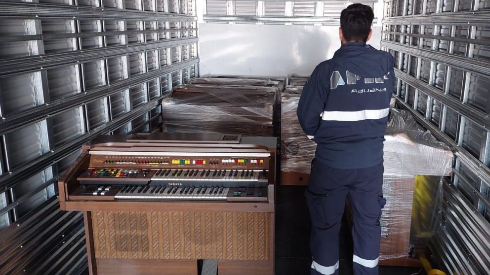 Contrabando "a toda orquesta": la Aduana detuvo un camión con instrumentos musicales sin declarar.