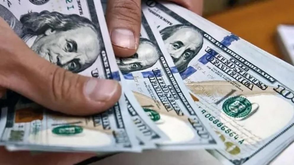 Los consumos en moneda extranjera con tarjeta de crédito y débito en pasajes y paquetes turísticos que superen los US$ 300 al mes pagarán una percepción extra del 25% de concepto de adelanto del impuesto a los Bienes Personales.