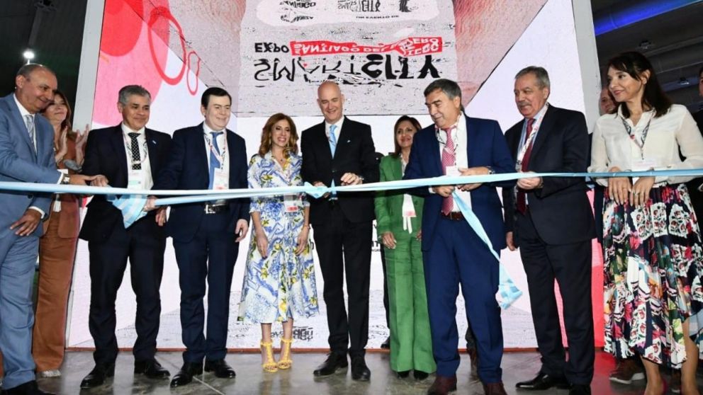 Gerardo Zamora inauguró la ceremonia junto a funcionarios (Gobernación de Santiago del Estero).