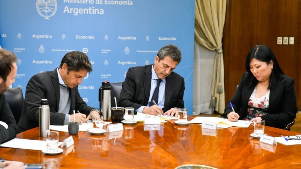 Sergio Massa y Axel Kicillof a fines de septiembre, firmando dos pr�stamos del BID para financiar obras en Provincia (Gentileza @SergioMassa/Twitter).