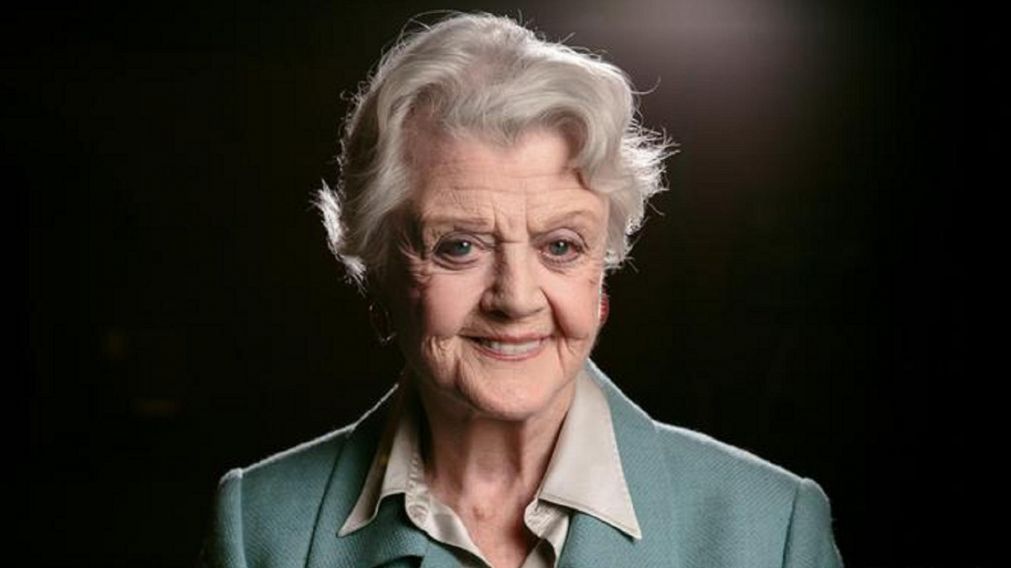 Murió Angela Lansbury a sus 96 años, tras convertirse en una de las más emblemáticas actrices del cine.