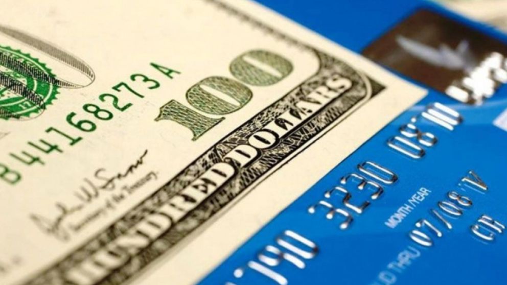 Habrá un extra impositivo del 25% por consumos con tarjeta y pasajes al exterior de más de US$ 300 por mes.