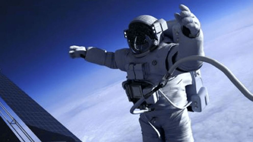 Una mujer japonesa fue estafada por un hombre que fingió ser un astronauta para robarle dinero.