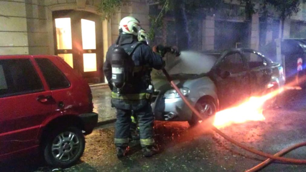 Bomberos de la Polic�a de la Ciudad trabajaron para apagar el fuego.