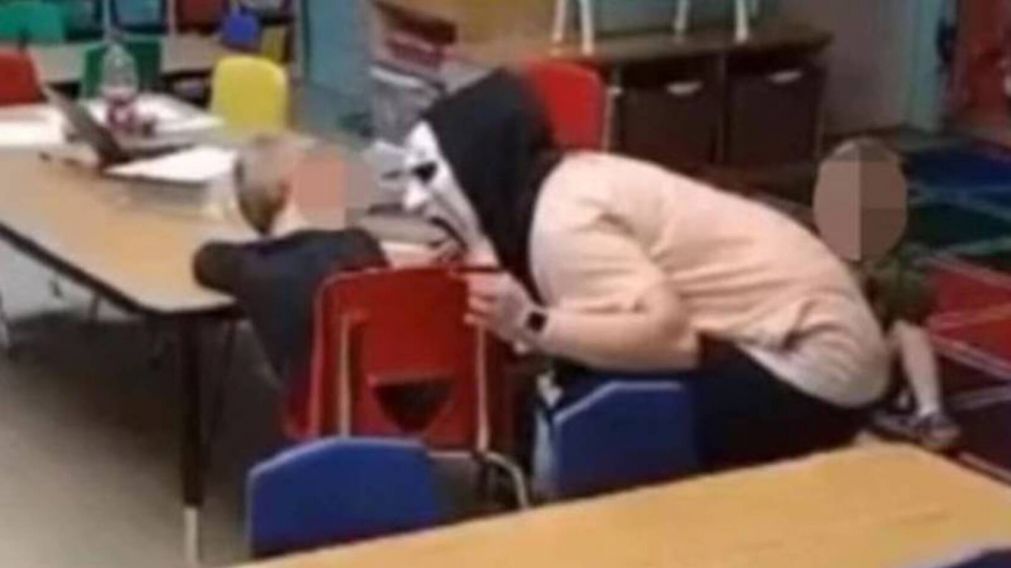 Una maestra fue despedida de una guardería tras hacerle una "broma" a sus alumnos (Imagen captura vídeo).