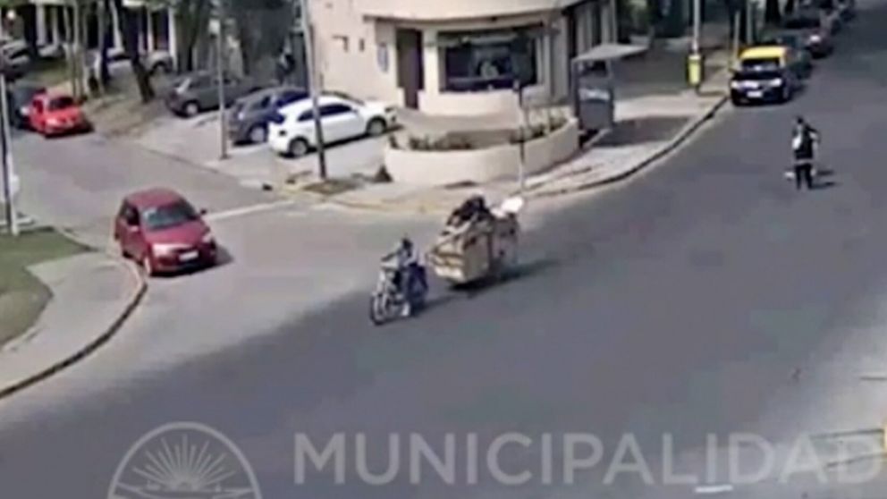 Dos sujetos se robaron una barrera del tren en La Plata y se dieron a la fuga (Imagen captura vídeo).
