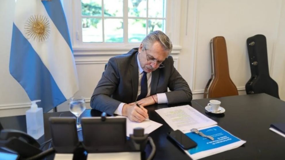 Alberto Fernandez prepara los decretos para nombrar a las nuevas tres ministras del gabinete.