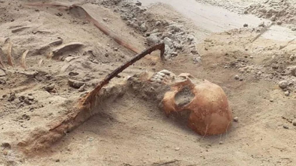 Hallaron a una "mujer vampiro" con una hoz en el cuello en un cementerio de Polonia.