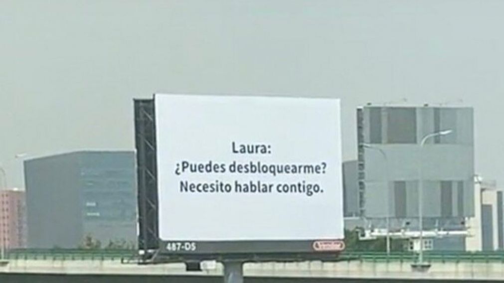 Se reveló la verdad sobre el "idiota" que le pedía perdón a Laura con carteles virales.