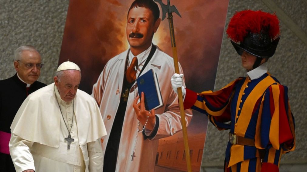 El papa Francisco proclamó santo al enfermero ítalo-argentino Artémides Zatti: “Fue un ejemplo vivo de gratitud”.