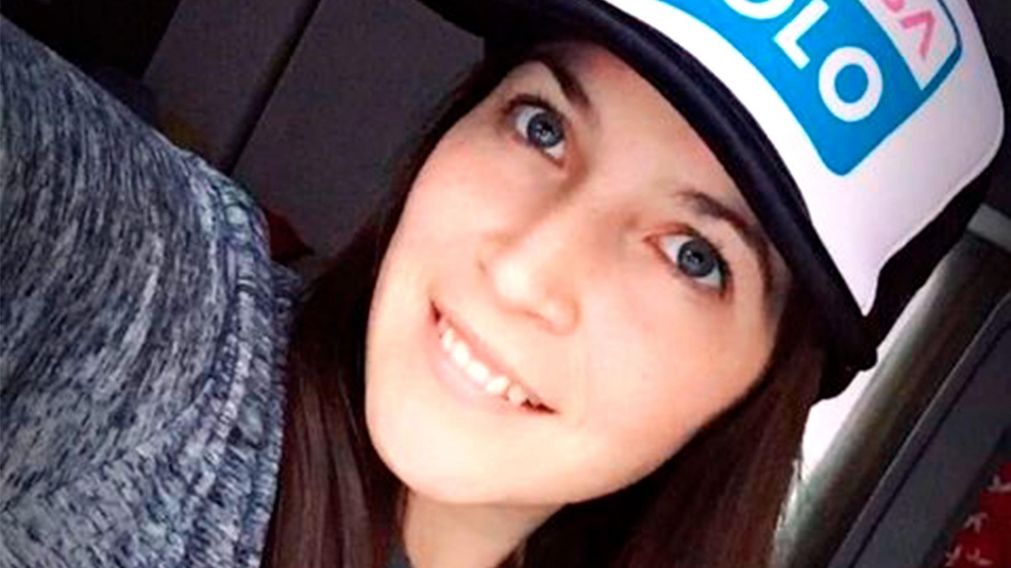 La joven fue hallada muerta sobre una cama y con sangre en la boca.