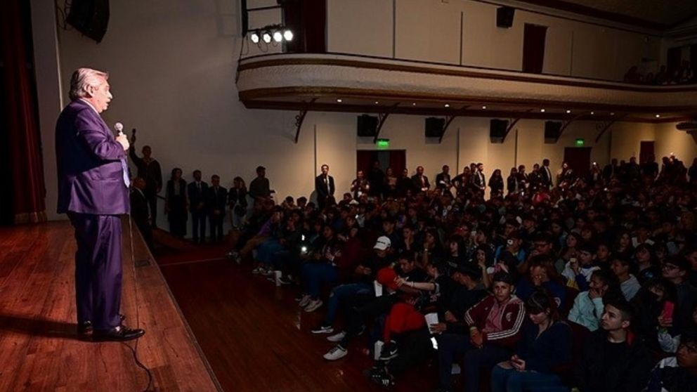 Fernández dijo unas palabras luego de ver la película con los estudiantes.