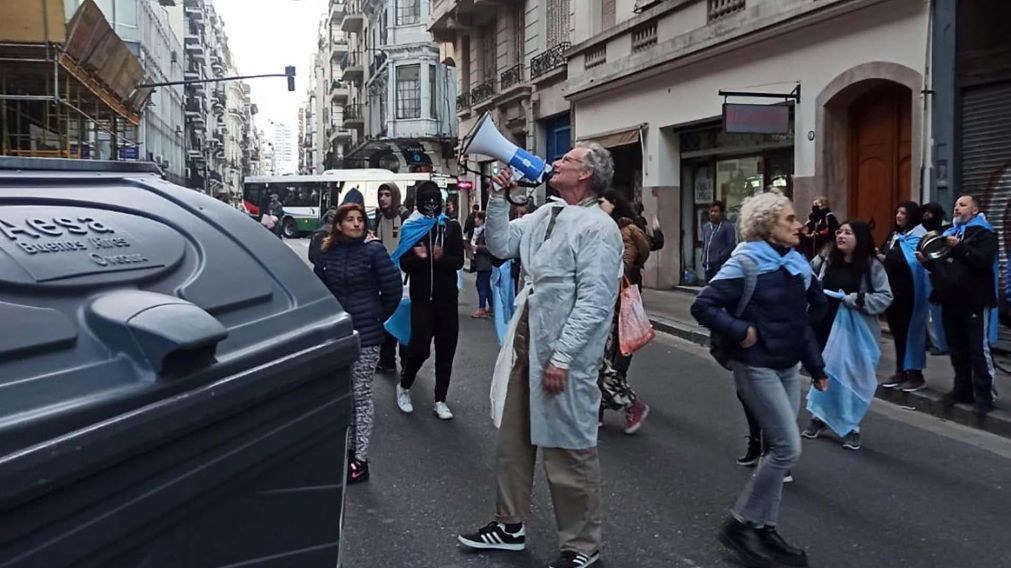 Aunque Claudio Herz encabezó el escrache con las amenazas de muerte, estuvo acompañado por miembros de Revolución Federal ese 21 de julio.