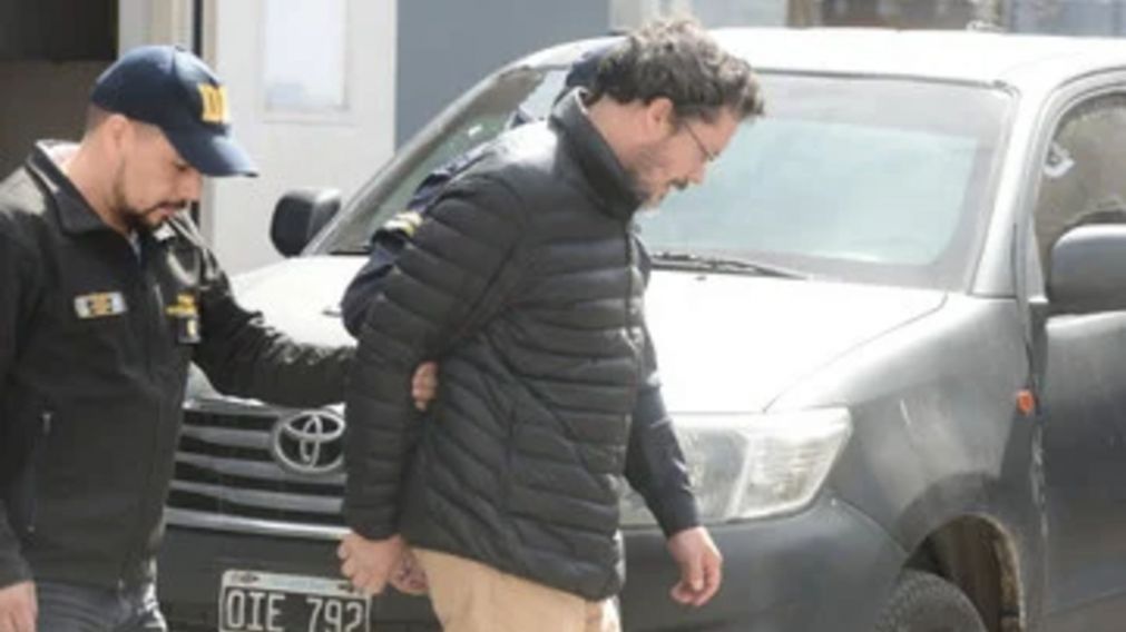 El acusado de matar a sus padres en su traslado para las pericias.