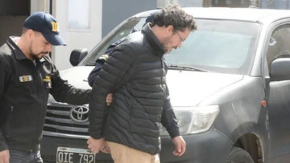 El acusado de matar a sus padres en su traslado para las pericias.